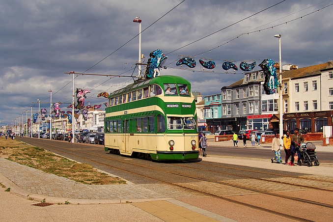 Balloon_Tram__Walter_Luff__on_Blackpool_Promenade_-geograph.org.uk-_6920548