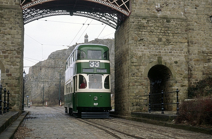 Liverpool_869_passing_through_the_Bowes_Lyon_bridge,1994(geograph_6541548)